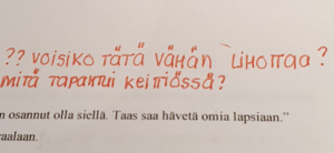 Esimerkki käsin tehdystä muistiinpanosta käsikirjoituksen paperiversiossa. 