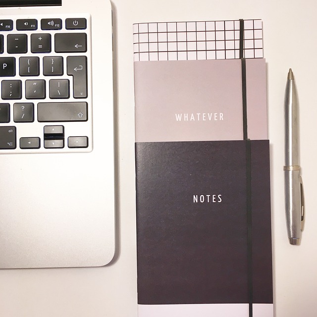 Tietokone ja muistivihkoja